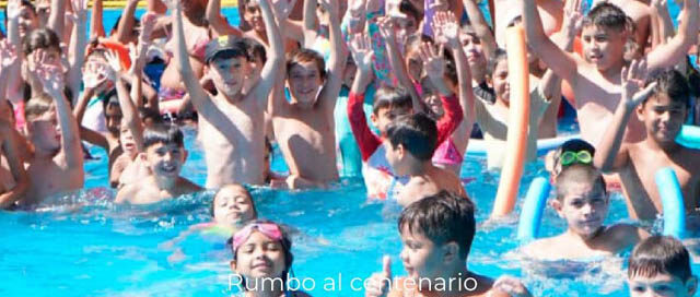 Niños participan de clases municipales de natación en Leandro N. Alem