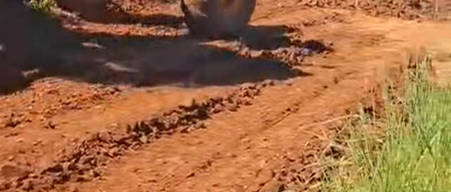 Avanza un operativo integral para mejorar caminos vecinales en distintos sectores de Azara