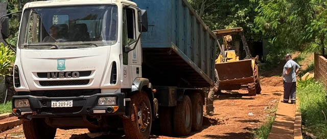 Puerto Iguazú avanza con obras de nivelación y compactación en el barrio Cataratas