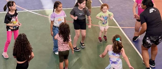 Bernardo de Irigoyen ofrece talleres de zumba y danzas brasileras en el Polideportivo municipal