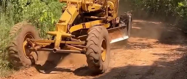 Avanzan los trabajos de mejora en caminos terrados de Colonia Guatambú