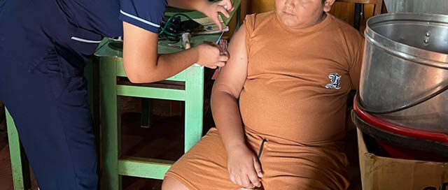 Puerto Esperanza desarrolla operativo de salud “Vuelta al Cole” en el barrio Primavera