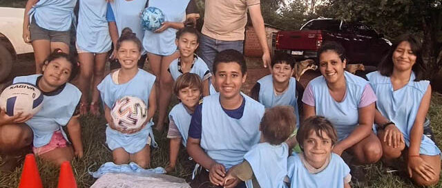 Azara entregó elementos deportivos en el barrio Monte Hermoso 1 para fomentar la actividad física