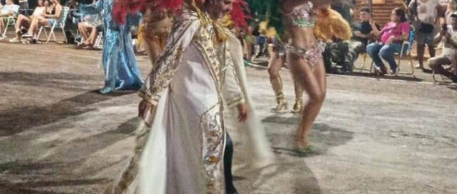 El Alcázar: los corsos 2026 convocaron a vecinos y comparsas en una noche de fiesta