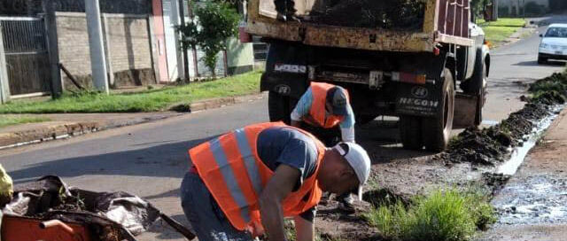 Puerto Iguazú: realizan tareas de mantenimiento en la Plaza La Nona del barrio Belén