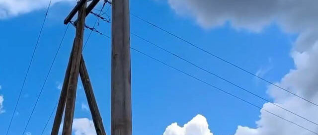 El Soberbio: avanzan trabajos de recambio de postes sobre la Ruta 13 y zona de Bananera